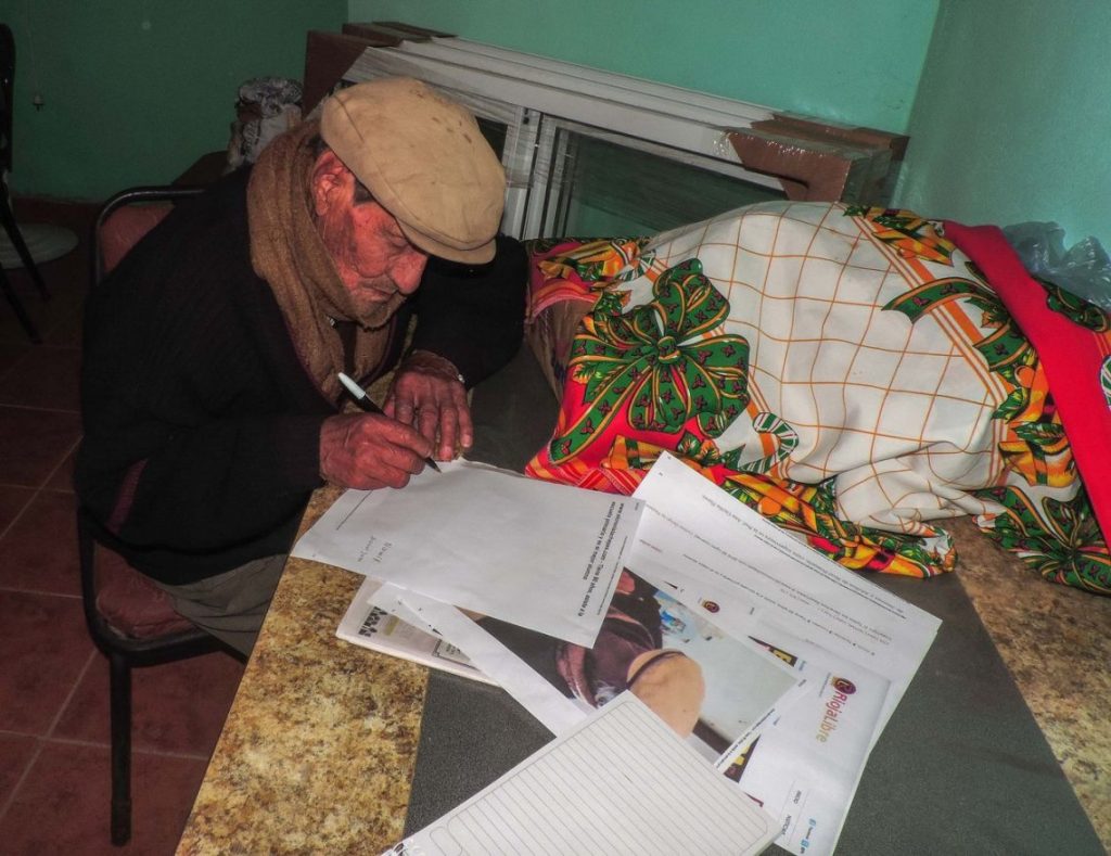 Informe: 3 de cada 10 personas de 60 años o más quiere seguir estudiando