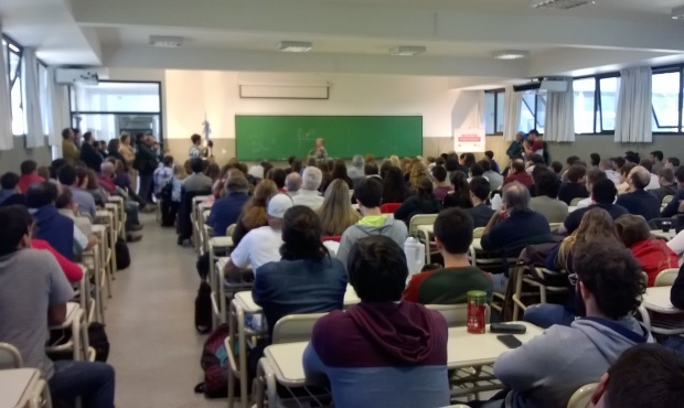 Tiene 70 años y sus clases de matemática son furor en Youtube