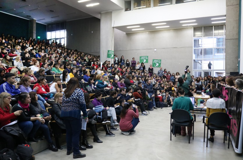 Abusos en la UNCuyo: la lucha feminista acompañó a las denunciantes que expresaron su dolor