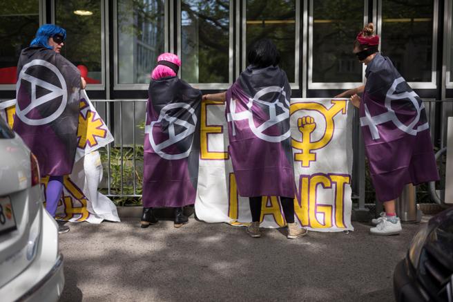 Las mujeres de Suiza toman las calles para exigir igualdad y respeto