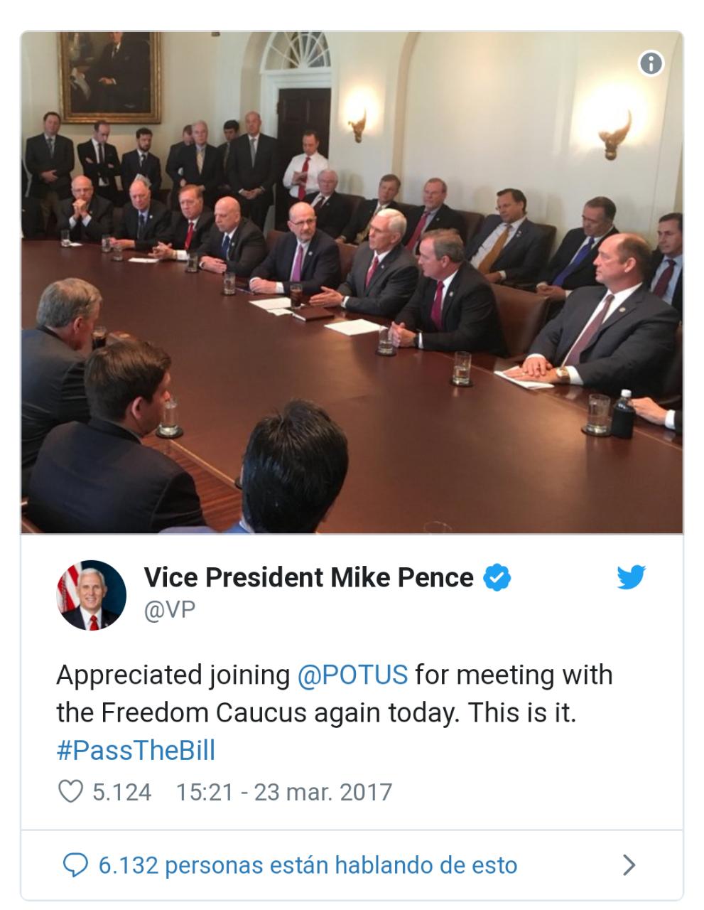 La imagen de 30 hombres negociando sobre salud reproductiva en EEUU es real, pero de hace dos años