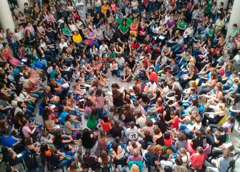 Argentina asiste al mayor encuentro feminista de su historia