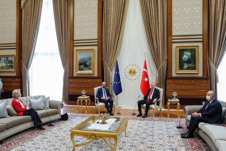 Úrsula Von der Leyen se tuvo que sentar en un sofá de costado acorde al protocolo machista de Erdogan