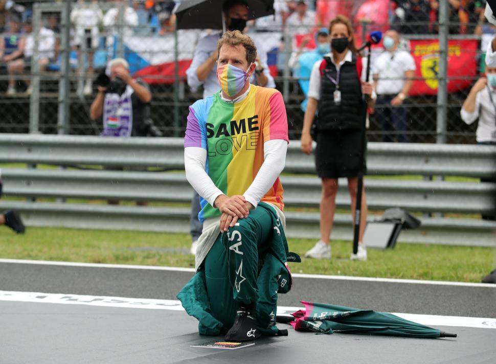 Vettel lució la camiseta con los colores LGBTQ+ mientras se entonaba el himno de Hungría
