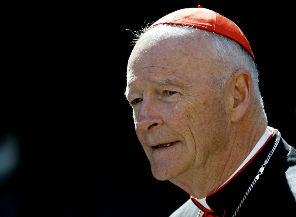 Foto de archivo de 2003 del cardenal Theodore McCarrick en el Vaticano. PAOLO COCCO (AFP)