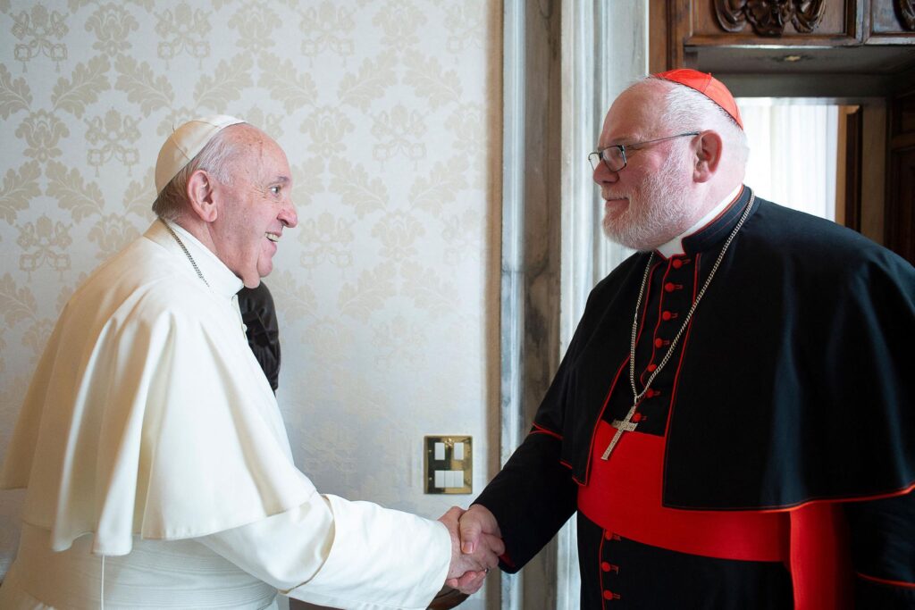 Imagen de febrero de 2020 de un encuentro entre el papa Francisco y el arzobispo alemán Reinhard Marx. HANDOUT (AFP)