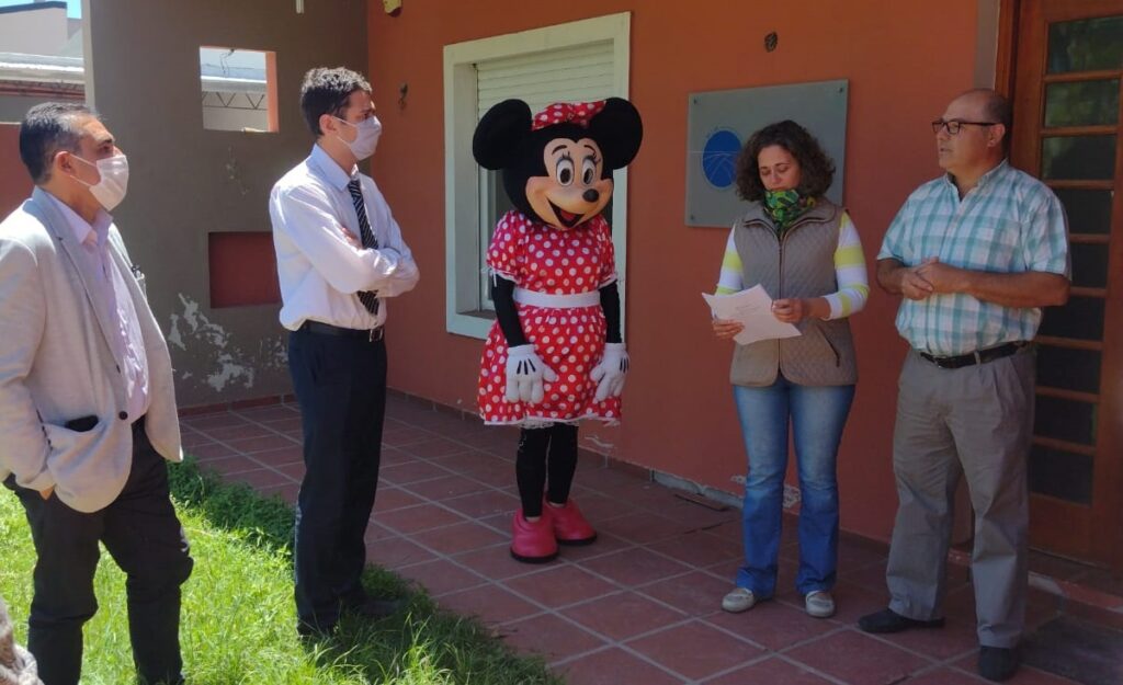 Minnie Mouse visitó a una familia de Huinca para comunicarle la adopción plena de una niña