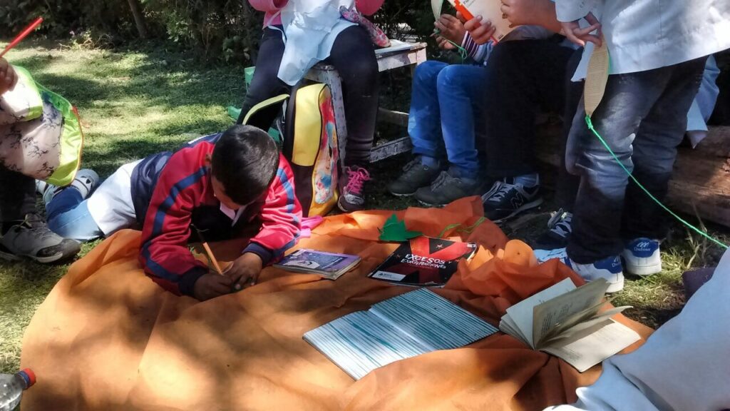 "Leer bajo la sombra"