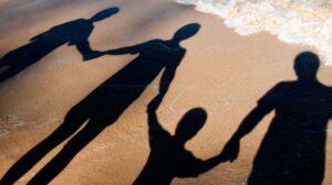 Fallo sobre pluriparentalidad “Un niño que no quería elegir entre sus dos papás, dio lugar al primer fallo de triple filiación o pluriparentalidad en Santa Fe”