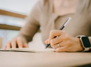 Escritura manual como forma de cuidado y reflexión.