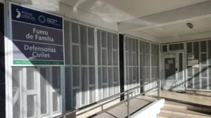 Una jueza dicta creativas sentencias contra padres que no pagan cuota alimentaria