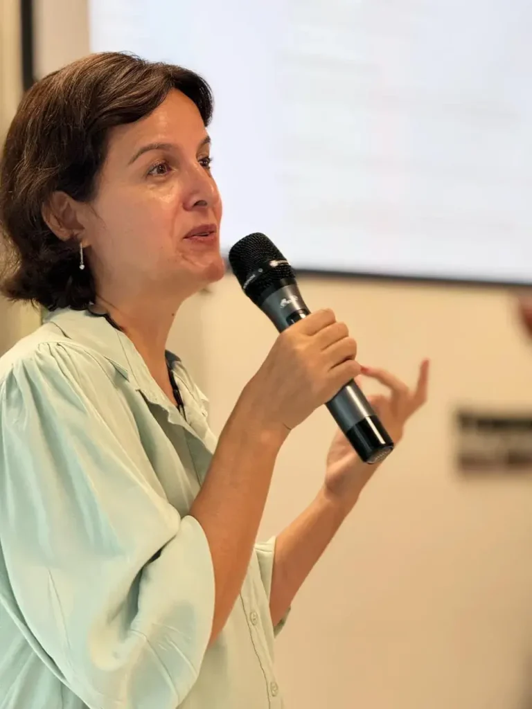 Ana Correa: Tecnología, poder y sesgos.